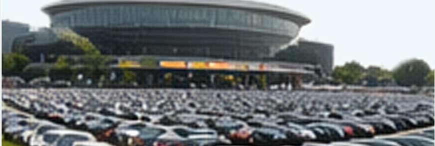 Eventhalle mit Parkfläche im Vordergrund